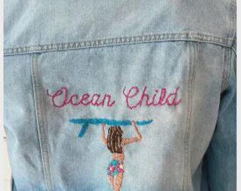 VERKAUFT – Handbestickte Surfer Girl Ocean Child Jeansjacke – Beispiel für kundenspezifische Arbeit, einzigartige Küsten tragbare Kunst