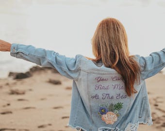 Handbestickte Küsten Jeansjacke – “You can find me at the sea” – einzigartige Upcycled Jeansjacke, tragbare Kunst