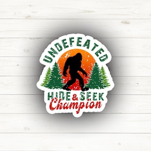 Bigfoot, campeón invicto del escondite: divertida pegatina o imán para nevera con diseño de Sasquatch para portátil y botella de agua.