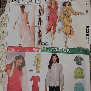 Peut inclure: Plusieurs patrons de couture vintage de McCall's, Simplicity et New Look. Les patrons présentent des illustrations de robes, chemisiers et vestes. Les patrons incluent des tailles pour femmes et petites. L'image comprend également le texte "Learn to Sew Knits."
