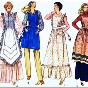 Könnte beinhalten: Vier Damenkleider mit Schürzenüberzügen. Die Kleider sind in verschiedenen Stilen und Farben gehalten, darunter weiß mit Punkten, blau und rot mit Blumenmustern. Die Schürzen haben Rüschen und Taschen.