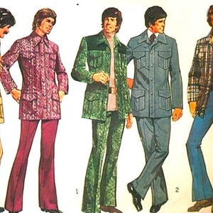 Könnte beinhalten: Illustration von fünf Männern in Mode der 1970er Jahre. Die Outfits umfassen einen senfgelben Anzug, eine gemusterte rosa Jacke und Hose, einen grünen Anzug, einen grauen Anzug und eine karierte Jacke mit Jeans. Die Outfits haben Schlaghosen.