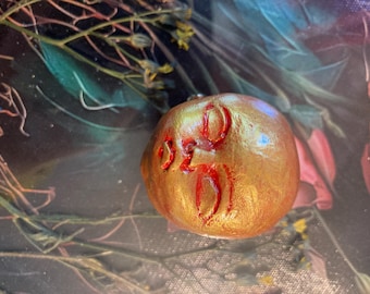 Broche con cara surrealista y espeluznante