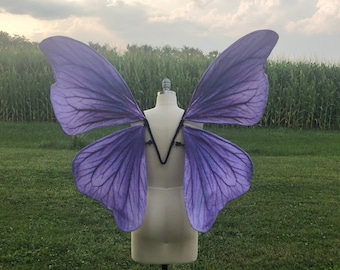 Corsé de alas de hadas con flores moradas, diseño amigable