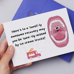 Pode incluir: Um cartão branco com uma boca de desenho animado rosa e um caminhão de sorvete rosa. O cartão tem o texto "Here's to a 'tonsil'-ly awesome recovery may you be 'sore'-tly missed by ice cream trucks!"