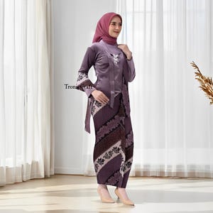 Lila sammet Kutubaru Kebaya-set med veckad kjol och sjal med sluttningsmönster, Kebaya-klänning, Kebaya, Kebaya Modern, Kebaya Encim, Kebaya Bali
