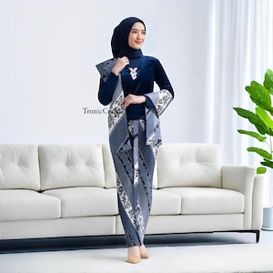 Marinblå sammet Kutubaru Kebaya-set med veckad kjol och elegant och bekväm sjal med sluttningsmönster, Kebaya-klänning, Kebaya, Kebaya Modern