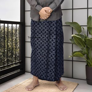 Sarong Kanjeng Escritura javanesa Aksara Batik Bregas Larasmaya Motivo Tradicional Sarong para hombres Regalo de ropa cultural