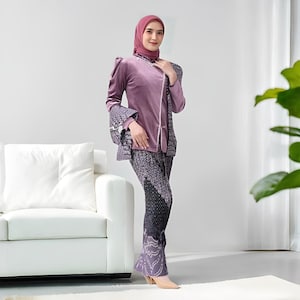 Lila sammet Janggan Kebaya Set med veckad kjol och elegant Truntum Viola Mönster Sjal, Kebaya Klänning, Kebaya, Kebaya Modern, Kebaya Encim