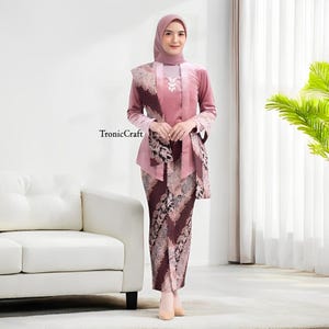 Rose Gold Velvet Kutubaru Kebaya Set Plisserad kjol och Slope Pattern Sjal, Kebaya Dress, Kebaya, Kebaya Modern, Kebaya Encim, Kebaya Bali
