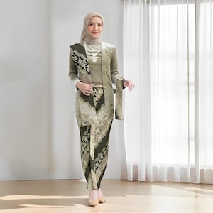 Sammet Kutubaru Sage Kebaya-set med veckad kjol och elegant grön sjal med sluttande mönster, Kebaya-klänning, Kebaya, Kebaya Modern, Kebaya Encim