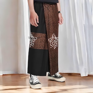 Sarong Manah Bingah de algodón premium, hecho a mano con caligrafía batik javanesa y motivos clásicos. Unisex.