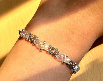 Pulsera de perlas, cristales y flores de plata gris, joyería ajustable hecha a mano