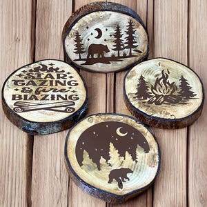 Sous-bocks en bois à bords vifs, sous-bocks personnalisés fabriqués à la main dans les bois du Maine, ensemble cadeau de sous-bocks rustiques en bois naturel de 4 pièces sur le thème de la nature.