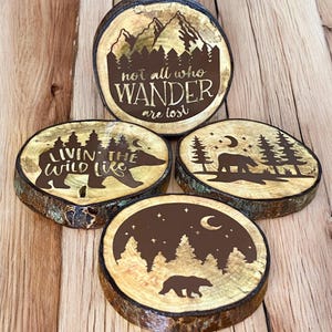Sous-bocks en bois à bords vifs, sous-bocks personnalisés fabriqués à la main dans les bois du Maine, ensemble cadeau de sous-bocks rustiques en bois naturel de 4 pièces sur le thème de la nature.