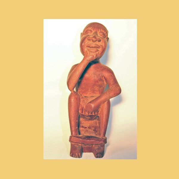 Statuette africaine en bois. Penseur assis, sage africain. Objet art ethnique contemporain. Décoration art premier.