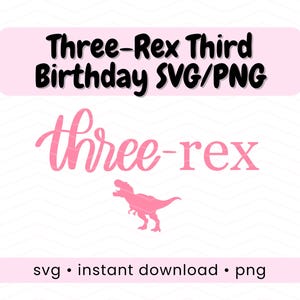 以下が含まれることがあります： 3歳の誕生日用のピンクと白のグラフィックデザイン。「Three-Rex Third Birthday SVG/PNG」の文字は黒で、「three-rex」はピンク色、ピンク色のティラノサウルスレックスのシルエット。 「svg • instant download • png」を含む。