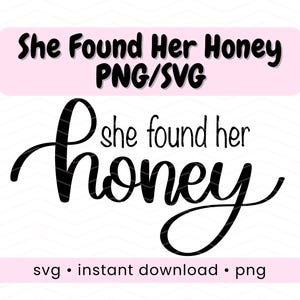 以下が含まれることがあります： 「She Found Her Honey」というフレーズが筆記体で書かれたデジタルデザイン。デザインには「PNG/SVG」と「svg • instant download • png」の文字が白地の背景に表示されています。