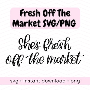以下が含まれることがあります： 淡いピンク色の背景に、黒い筆記体フォントで「Fresh Off The Market SVG/PNG」と書かれたデジタルデザイン。同様のスタイルで「She's fresh off the market」というフレーズが下に書かれています。「svg • instant download • png」が含まれています。