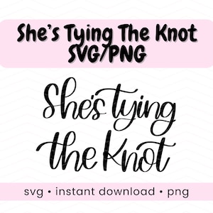 Könnte beinhalten: Ein digitales Design mit dem Text "She's Tying The Knot" in geschwungener Schrift, mit "SVG/PNG" darüber und "svg • instant download • png" darunter. Der Text ist schwarz auf weißem Hintergrund, mit rosa rechteckigen Akzenten.