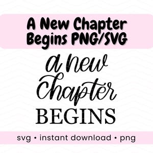 Può includere: Un design digitale con il testo "A New Chapter Begins PNG/SVG" in corsivo nero e lettere maiuscole. Il design include le parole "a new Chapter BEGINS" in un carattere corsivo. La parte inferiore del design include le parole "svg • download istantaneo • png".