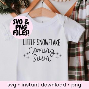 Faire-part de bébé hiver mignon svg bientôt disponible Noël grossesse révèlent bébé fille svg pour body Décembre bébé révéler thème flocon de neige png