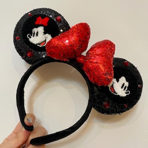 Opaska na głowę z uszami Disneya inspirowana Myszką Miki i Minnie. Lekka. Haftowana. Rozmiar standardowy.