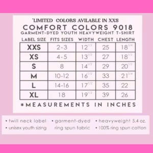 K&ouml;nnte beinhalten: Eine wei&szlig;e Tabelle auf rosa Hintergrund zeigt die Ma&szlig;e von Comfort Colors Jugend-T-Shirts. Gr&ouml;&szlig;en von XXS bis XL, mit Ma&szlig;en in Zoll f&uuml;r Breite, Brust und L&auml;nge. Merkmale sind st&uuml;ckgef&auml;rbter, schwerer Stoff und Unisex-Gr&ouml;&szlig;en.