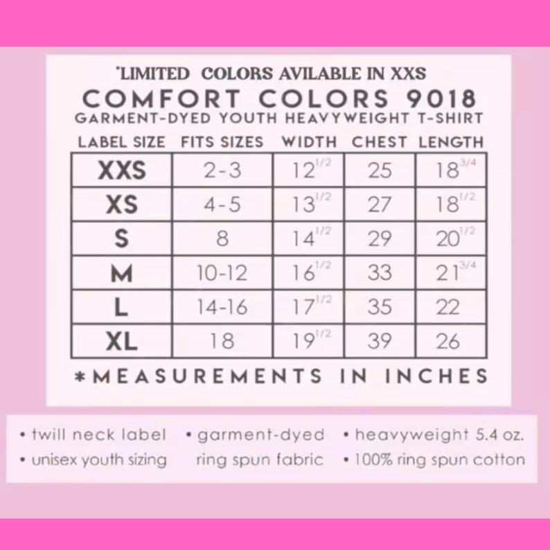 K&ouml;nnte beinhalten: Eine wei&szlig;e Tabelle auf rosa Hintergrund zeigt die Ma&szlig;e von Comfort Colors Jugend-T-Shirts. Gr&ouml;&szlig;en von XXS bis XL, mit Ma&szlig;en in Zoll f&uuml;r Breite, Brust und L&auml;nge. Merkmale sind st&uuml;ckgef&auml;rbter, schwerer Stoff und Unisex-Gr&ouml;&szlig;en.