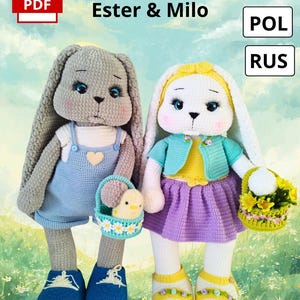 Könnte beinhalten: Zwei gehäkelte Hasenpuppen, Ester und Milo, sind abgebildet. Einer ist grau mit blauen Latzhosen, der andere weiß mit gelbem Oberteil und lila Rock. Beide halten Körbe und tragen Schuhe. Der Text enthält: Crochet Pattern, Ester & Milo und PDF.