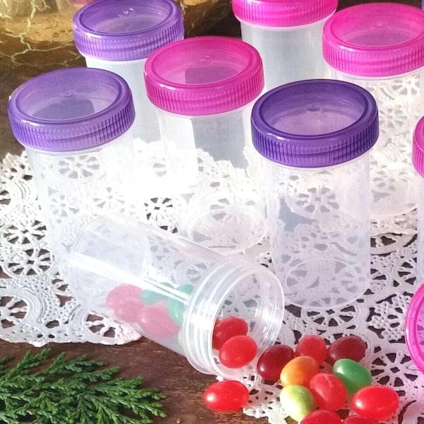 15 nuevos frascos de plástico de 2 oz con tapas rosas y moradas, ideales para fiestas y decoración. Número de pieza #4314. Tapa de rosca. Fabricados en EE. UU. Reutilizables.
