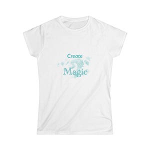 Könnte beinhalten: Weißes Damen-T-Shirt mit einem aquamarinen Aquarell-Design und dem Text "Create Magic" in Aquamarin.