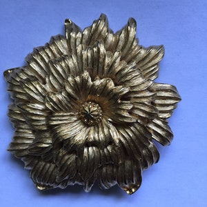 Broche de flor de dalia extra grande de 3" de Monet, estilo vintage de los años 50, en tono dorado.