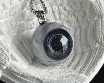 Collana con ciondolo a forma di occhio grigio, gioiello dall'estetica gotica dark, occhio in resina fatto a mano con catena in acciaio inossidabile.