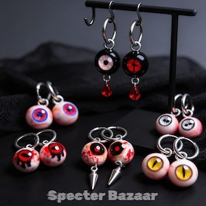 Gotische oogboloorbellen, handgemaakte horrorsieraden van hars, griezelig cosplayaccessoire voor liefhebbers van een donkere esthetiek.