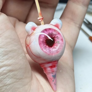 Puede incluir: Una taza de cerámica blanca con un asa negra y el texto "But First, Coffee" en negro, con una fuente de estilo manuscrito. La taza probablemente tiene entre 325 y 444 ml, perfecta para una bebida matutina.