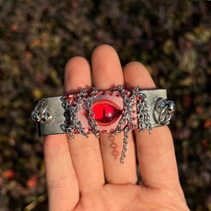 Handgefertigtes Lederarmband im Red Eye Punk-Stil – Einzigartiges Geschenk für Punk- und Gothic-Fans
