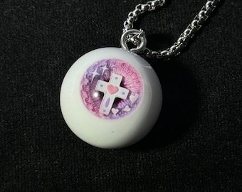 Harz Augapfel Halskette mit Kreuz, Rosa Augapfel Anhänger, Gothic Charm Halsketten & Schlüsselanhänger, Schicke Geschenke für Goths, Einzigartiges Urlaubsgeschenk