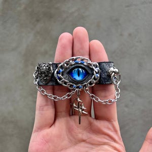 Punk-Lederarmbänder und -Armbänder mit Spikes und Nieten mit dem bösen Blick in verschiedenen Designs, das perfekte Geschenk für einen Punk