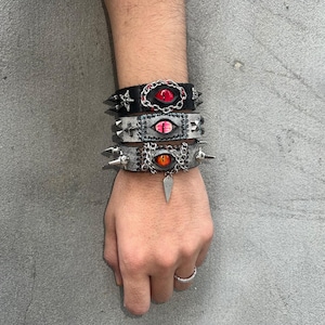 Punk-Lederarmbänder und -Armbänder mit Spikes und Nieten mit dem bösen Blick in verschiedenen Designs, das perfekte Geschenk für einen Punk