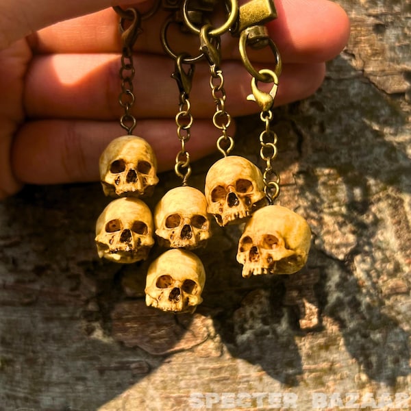 Personlig handmålad dödskallenyckelring för punkstil - Halloween-skräcknyckelring - Snabb leverans