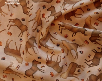 Könnte beinhalten: Ein beigefarbener Stoff mit einem sich wiederholenden Muster aus braunen Pferden und geometrischen Formen. Der Stoff hat einen dezenten Glanz und eine weiche Textur. Der Text "My Little Fabric Shop Abingdon, VA" ist in der oberen linken Ecke gedruckt.