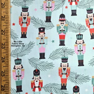 Puede incluir: Una taza de cerámica blanca con un asa negra y el texto "But First, Coffee" en negrita negra. La taza está llena de un líquido oscuro, probablemente café, y se encuentra sobre una superficie clara.