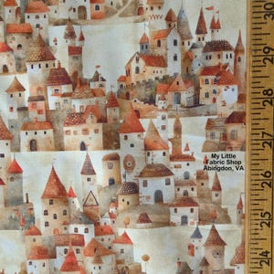 Puede incluir: Tela con un patrón repetido de un pueblo caprichoso. La ilustración presenta numerosos edificios con tejados rojo-anaranjados, paredes blancas y diversos detalles arquitectónicos. La paleta de colores es suave, con tonos beige y marrón.