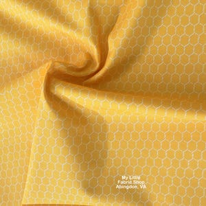 Tela de algodón: Chicken Littles Chicken Wire Yolk 51863A-3 de Windham Fabrics