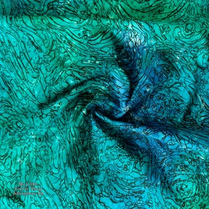 Tissu batik d'art moderne MDA 125, carte bleu, violet et coton noir par Textile Creations