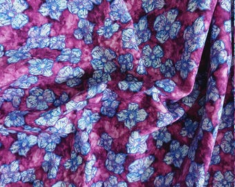 Katoenstof: violetblauwe bloemen bloemen 1649-27840-V van Dan Morris voor QT Fabircs