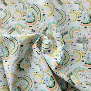 Puede incluir: Un juego de tres tazas de cerámica con un acabado mate moteado. Las tazas son de color crema, gris claro y gris oscuro. Cada taza tiene un diseño simple y minimalista.