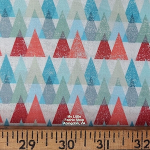 Puede incluir: Una tela blanca con un patrón repetido de triángulos rojos, azules y verdes. La tela se mide con una regla que muestra 29, 30, 31 y 32 pulgadas. La tela tiene el texto "My Little Fabric Shop Abingdon, VA" impreso en ella.