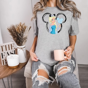 Disney Elsa Shirt, Frozen Princess Tee Watercolor Castle Shirt Retro Elsa Disney Trip Shirt Disneyland Family Vacation Tee Dİsney Sweatshirt bild 2